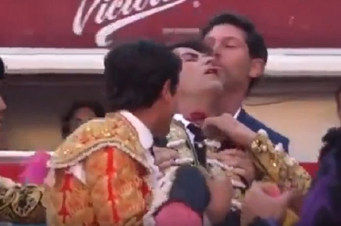 Σοκαριστικό! Ταύρος κάρφωσε τον ταυρομάχο στην καρωτίδα (βίντεο)